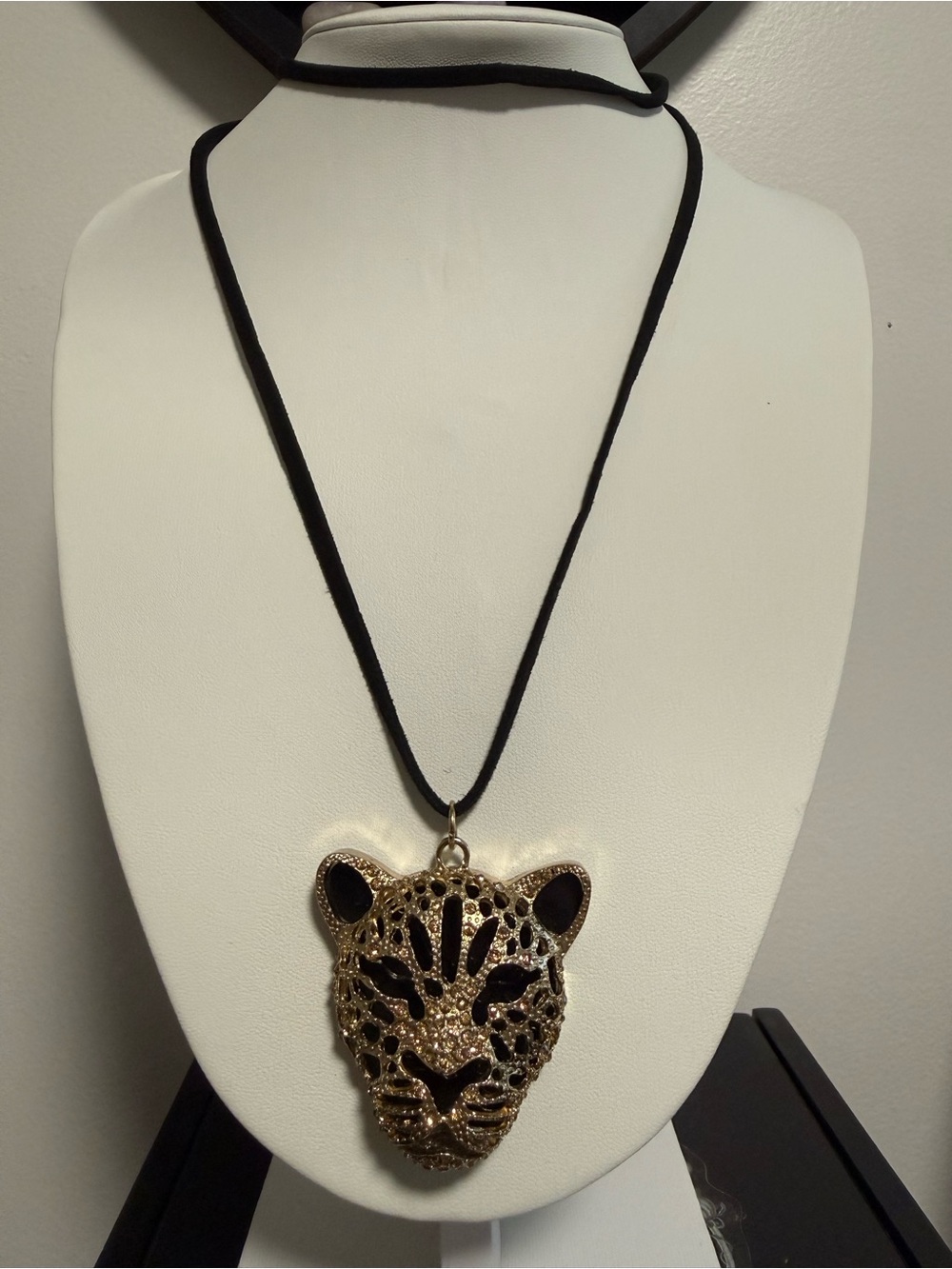 Gold Tone Leopard Pendant Necklace